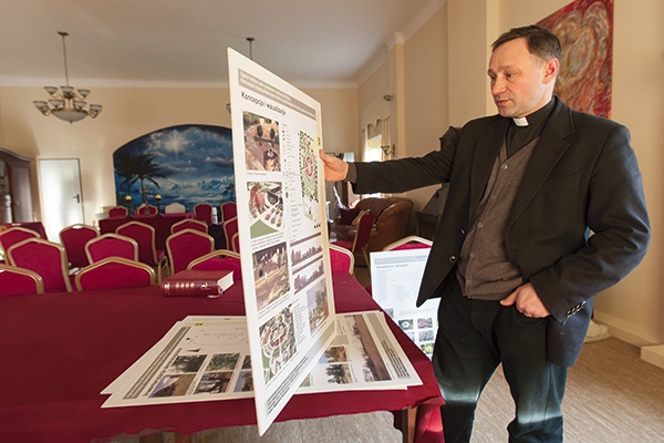  Ks. Cezary Korzec z projektem ogrodu biblijnego w Rosowie 