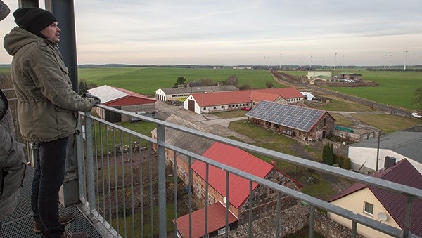  Radosław Popiela na wieży kościoła ewangelicko- -augsburskiego w Rosowie