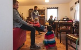  Rodzina Popielów w swoim niemieckim domu przy starej stolarni. Niemieccy właściciele byli im wdzięczni za przywrócenie go do życia