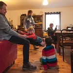  Rodzina Popielów w swoim niemieckim domu przy starej stolarni. Niemieccy właściciele byli im wdzięczni za przywrócenie go do życia