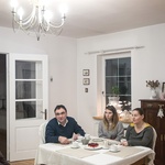 Rodzina Walukiewiczów w odremontowanym domu w Rosowie. – Nie mamy poczucia, że mieszkamy za granicą – mówią 