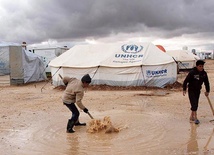 Od początku trwającej od 2011 r. wojny w Syrii z kraju uciekło ponad 2,3 mln osób. Schronienie znajdują w obozach dla uchodźców w Libanie, Jordanii, Turcji. Na zdjęciu: obóz dla syryjskich uchodźców w mieście Mafraq na terenie Jordanii