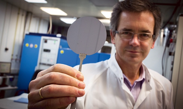 Zespół z Instytutu Technologii Materiałów Elektronicznych w Warszawie pod kierownictwem dr. inż. Włodzimierza Strupińskiego (na zdjęciu) opracował i opatentował technologię pozwalającą na produkowanie taniego grafenu