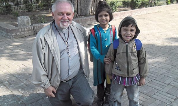 O. Andrzej Madej OMI  z dziećmi z Lahore 