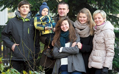  Joanna i Marek Glückowie z dziećmi: Jackiem, Pawłem, Izą i Elą