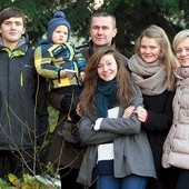 Joanna i Marek Glückowie z dziećmi: Jackiem, Pawłem, Izą i Elą