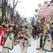 W zakopiańskim orszaku biorą udział górale w tradycyjnych strojach