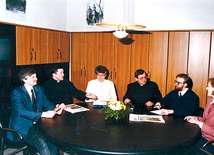  Musimy napisać także i o tym! Kolegium redakcyjne krakowskiego GN w lutym 1997 r. Od lewej: dr Krzysztof Gurba, ks. Andrzej Sawulski SCJ, Anna Osuchowa, ks. Paweł Duźniak, Bogdan Gancarz, Agnieszka Homan 