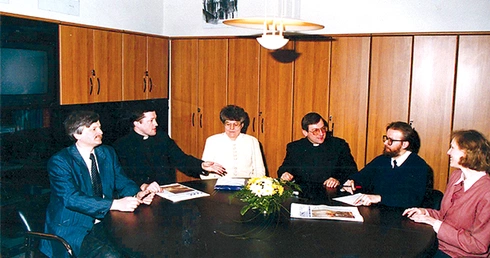  Musimy napisać także i o tym! Kolegium redakcyjne krakowskiego GN w lutym 1997 r. Od lewej: dr Krzysztof Gurba, ks. Andrzej Sawulski SCJ, Anna Osuchowa, ks. Paweł Duźniak, Bogdan Gancarz, Agnieszka Homan 