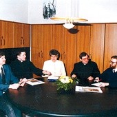  Musimy napisać także i o tym! Kolegium redakcyjne krakowskiego GN w lutym 1997 r. Od lewej: dr Krzysztof Gurba, ks. Andrzej Sawulski SCJ, Anna Osuchowa, ks. Paweł Duźniak, Bogdan Gancarz, Agnieszka Homan 