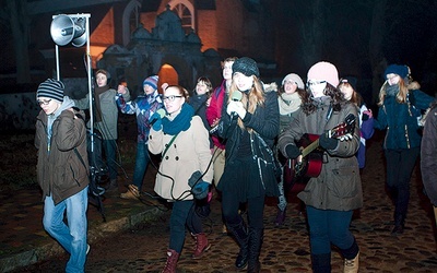  35-osobowa grupa z Piły przemierzała Tuczno, śpiewając i tańcząc