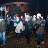 35-osobowa grupa z Piły przemierzała Tuczno, śpiewając i tańcząc
