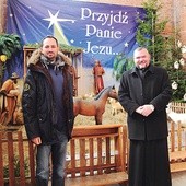  – Młodzi ludzie chętnie biorą udział w przygotowaniach Mszy pasterskiej. Tych, którzy idą 24 grudnia do klubu, jest niewielu – twierdzą Tomasz Szturo (z lewej) i ks. Krzysztof Ławrukajtis