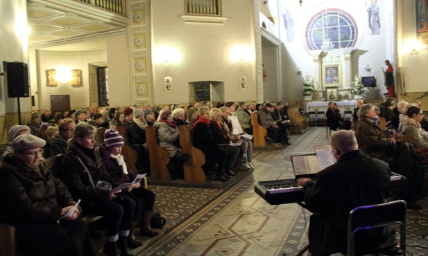 Kolędy śpiewano do akompaniametu Mirosława Chaberskiego