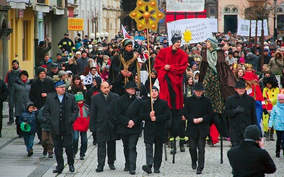 Część młodzieży z diecezjalnych struktur ERM po orszaku w swoich parafiach weźmie udział w wielkich pochodach, które przejdą ulicami miast diecezji legnickiej. Na zdjęciu ubiegłoroczny orszak w Legnicy