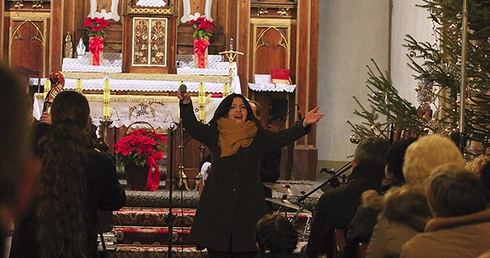  Wokalistka New Life’m Agnieszka Musiał potrzebowała zaledwie kilku chwil, by rozśpiewać zebranych