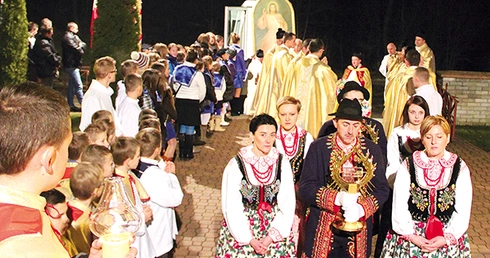  Uroczyste wniesienie obrazu i relikwii do kościoła w Długołęce-Świerkli