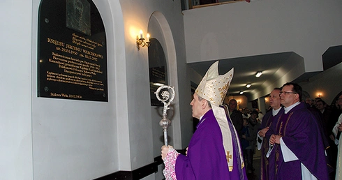 Pamiątkową tablicę odsłonił bp Nitkiewicz