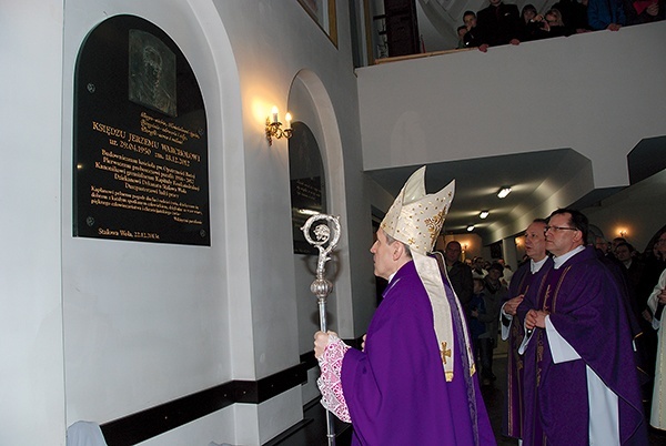 Pamiątkową tablicę odsłonił bp Nitkiewicz