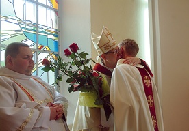 – Piotrze, Kościół, udzielając ci z wielką radością święceń kapłańskich, przytula cię dzisiaj jak najgoręcej do swego serca – powiedział bp Piotr Libera do nowo wyświęconego ks. Piotra Błońskiego