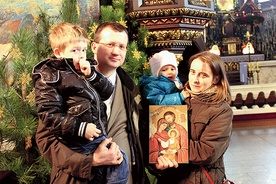 Barbara i Ryszard Paluchowie z dziećmi zamierzają przyjąć ikonę do swojego domu