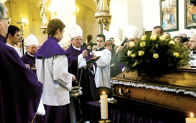  Modlitwa nad trumną śp. ks. Herberta Hlubka w kościele Wszystkich Świętych w Gliwicach