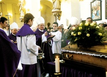  Modlitwa nad trumną śp. ks. Herberta Hlubka w kościele Wszystkich Świętych w Gliwicach