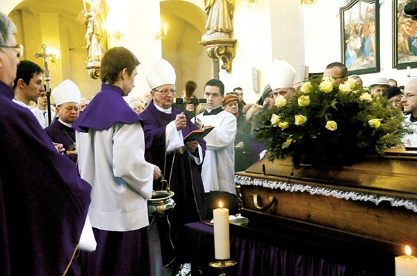  Modlitwa nad trumną śp. ks. Herberta Hlubka w kościele Wszystkich Świętych w Gliwicach