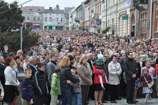 Tłumy wiernych podczas ogłoszenia bazyliki w Grybowie