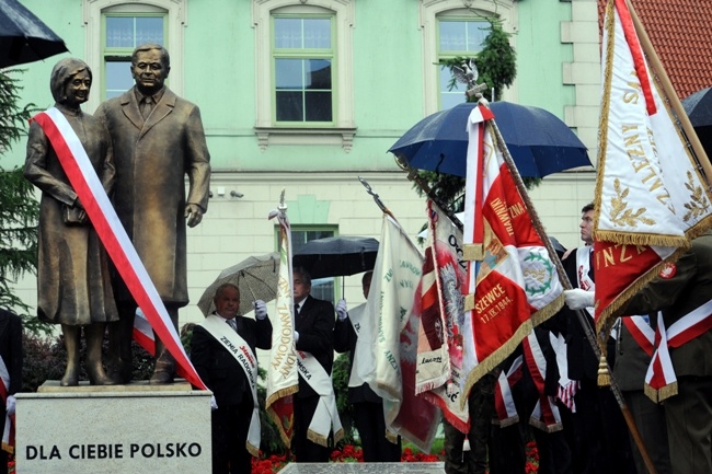 Przy centralnym deptaku Radomia został odsłonięty pomnik Marii i Lecha Kaczyńskich