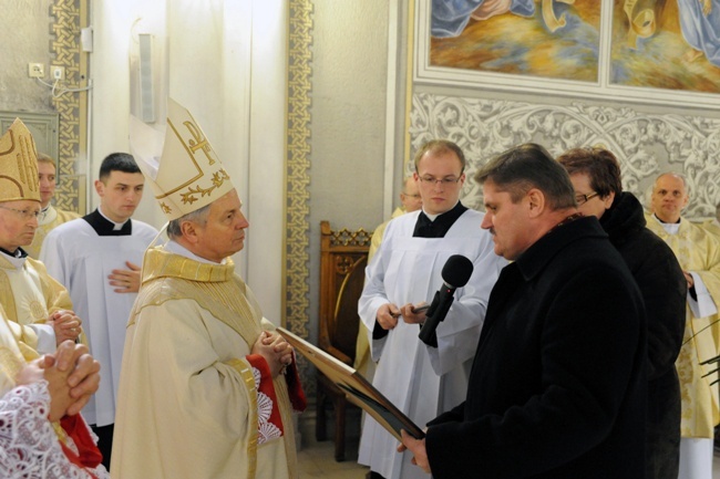 Bp Henryk Tomasik otrzymał medal Pro Masovia