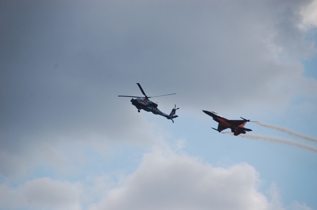 Kilkaset tysięcy osób na radomskim lotnisku oglądało pokazy lotnicze Air Show