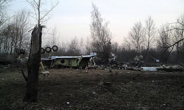 Tu-154M: Półobrót przed uderzeniem w ziemię?
