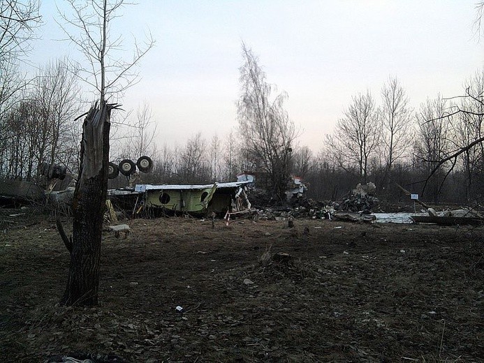 Tu-154M: Półobrót przed uderzeniem w ziemię?