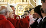 Pastorał, mitra, pierścień - znaki pasterskiej władzy, będą towarzyszyć biskupowi podczas jego liturgicznej posługi. Na zdjęciu: bp Piotr Greger w czasie bierzmowania