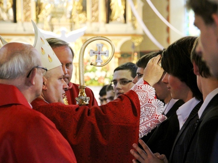 Pastorał, mitra, pierścień - znaki pasterskiej władzy, będą towarzyszyć biskupowi podczas jego liturgicznej posługi. Na zdjęciu: bp Piotr Greger w czasie bierzmowania