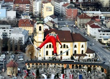 Chce wskoczyć do kościoła?