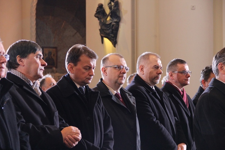 Wprowadzenie urny śp. Wojciecha Kilara do katedry