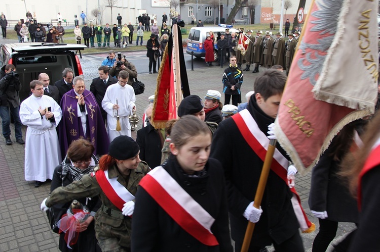 Wprowadzenie urny śp. Wojciecha Kilara do katedry