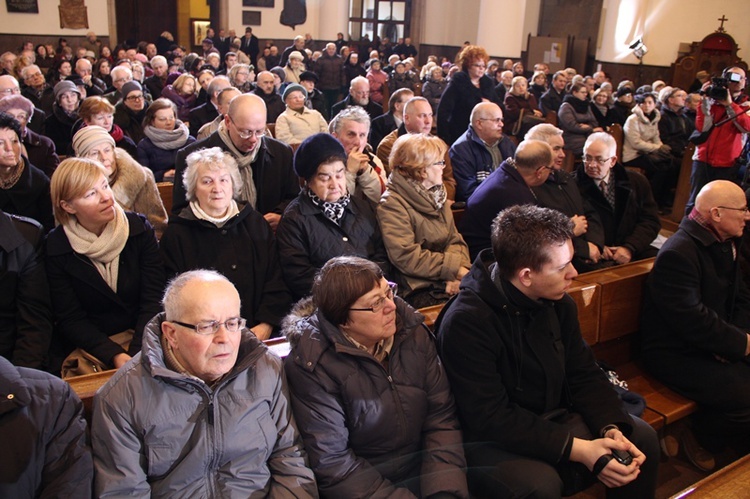 Wprowadzenie urny śp. Wojciecha Kilara do katedry