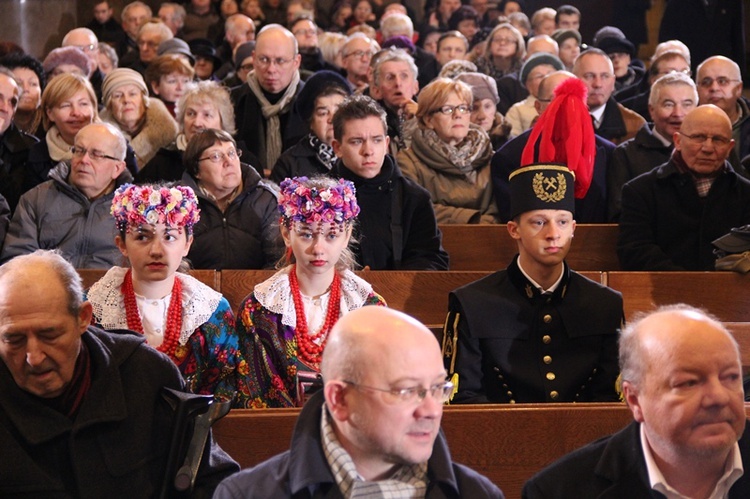 Wprowadzenie urny śp. Wojciecha Kilara do katedry