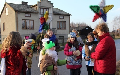 Kolędnicy misyjni byli życzliwie przyjmowani przez mieszkańców Bobrownik