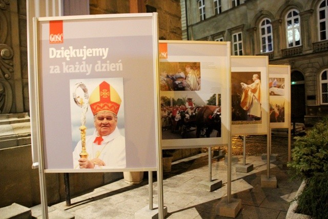 Wystawa fotografii przypomina ważne chwile diecezjalnego życia, które przeżywaliśmy pod przewodnictwem bp. Tadeusza Rakoczego