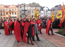 Tłumy przasnyszan wypełniły miejski rynek, gdzie wspólnie kolędowano i oddano pokłon nowonarodzonemu Jezusowi