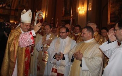 Nowy ordynariusz udzielił zgromadzonym w katedrze i wokół niej swego pierwszego biskupiego błogosławieństwa