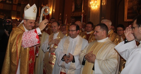 Nowy ordynariusz udzielił zgromadzonym w katedrze i wokół niej swego pierwszego biskupiego błogosławieństwa