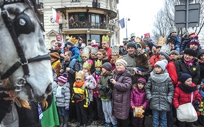  6.01.2014. Ulicami ponad 180 polskich miast przeszły barwne orszaki Trzech Króli. Na zdjęciu: orszak w Warszawie 
