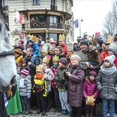  6.01.2014. Ulicami ponad 180 polskich miast przeszły barwne orszaki Trzech Króli. Na zdjęciu: orszak w Warszawie 