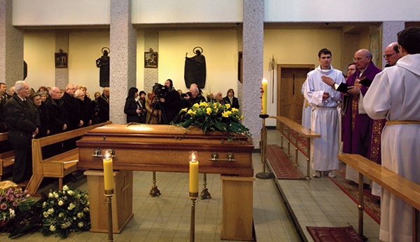 Trumna z ciałem Wojciecha Kilara została wystawiona 3 stycznia w kościele pod wezwaniem Najświętszych Imion Jezusa i Maryi w Katowicach-Brynowie