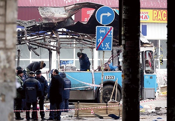 Wybuch bomby w trolejbusie spowodował, że śmierć poniosło 15 osób, a 23 zostały ranne